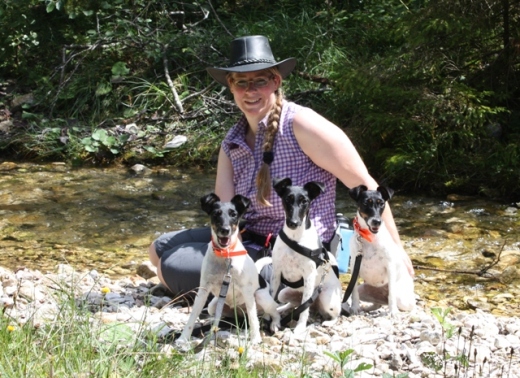 Eva mit Banya, Daya und Beany auf dem Weg zum Schloss Linderhaus unterhalb des Sonnenbergs.